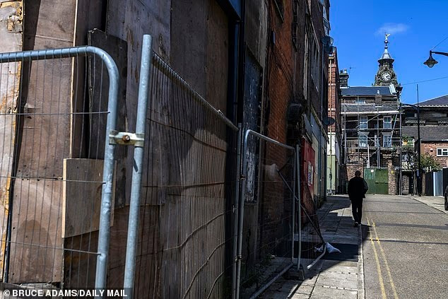 "Nhiều tòa nhà đã xuống cấp và đóng cửa. Khu chợ sầm uất đã biến mất hàng thập kỷ rồi", một cư dân cho hay.