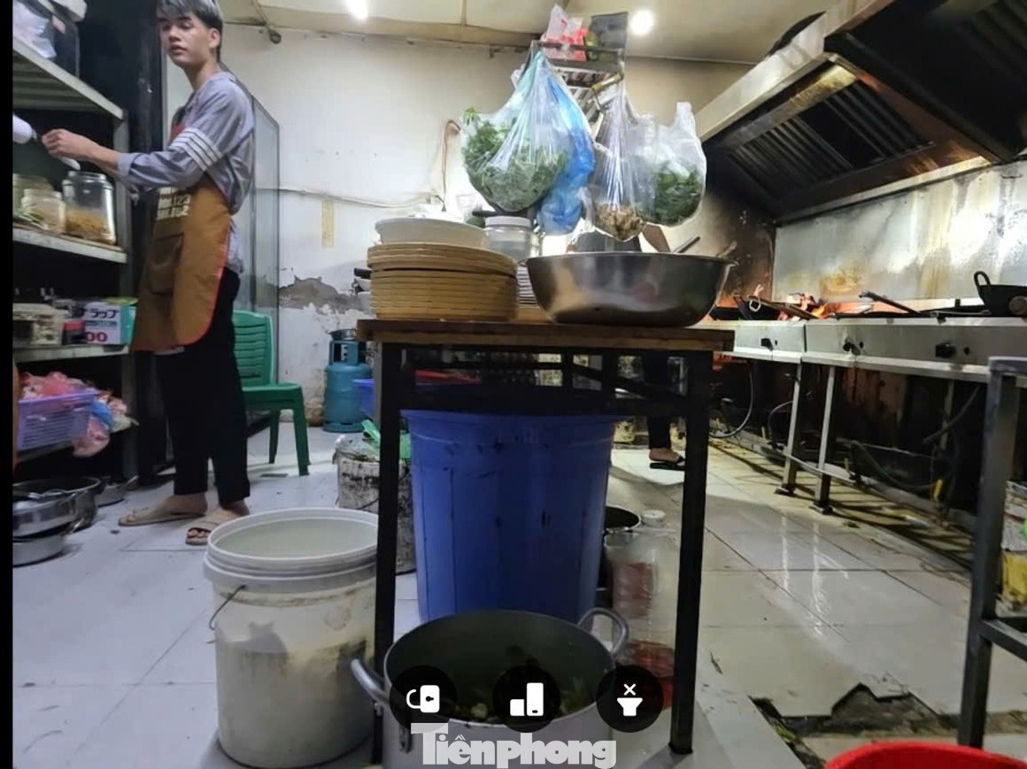 Khu vực nhà bếp của quán Vườn bia 38 nhếch nhác, sàn nhà cáu bẩn, thực phẩm và rác thải để khắp nơi. Ảnh chụp ngày 1/3