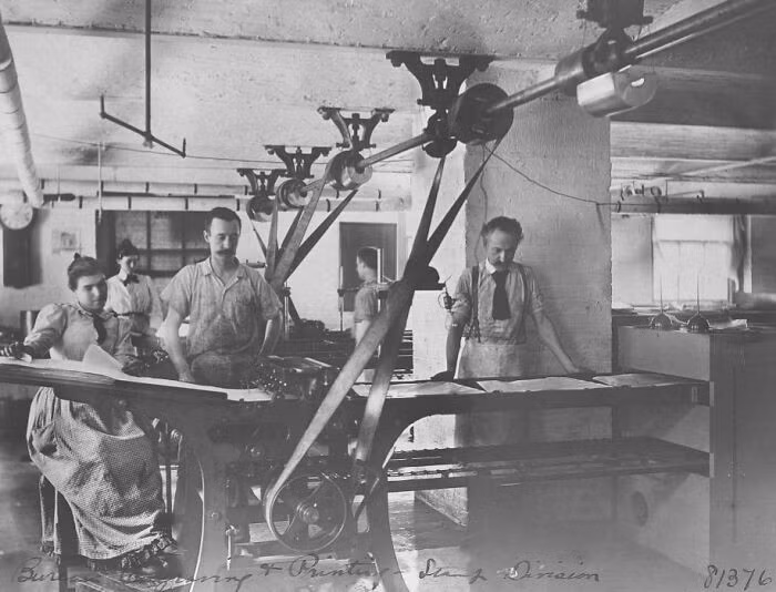 Công nhân trong phòng dán tem và sấy tem bưu chính tại cơ quan khắc và in ấn ở Mỹ năm 1895.