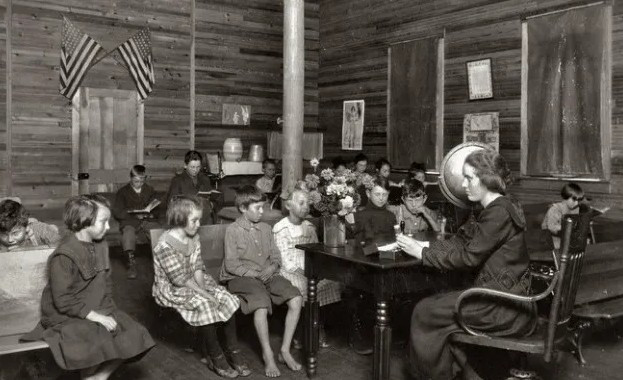 Bên trong một phòng học vào năm 1923.