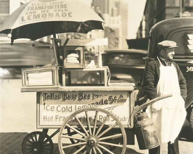 Quầy bán xúc xích trên đường phố ở Mỹ năm 1936.