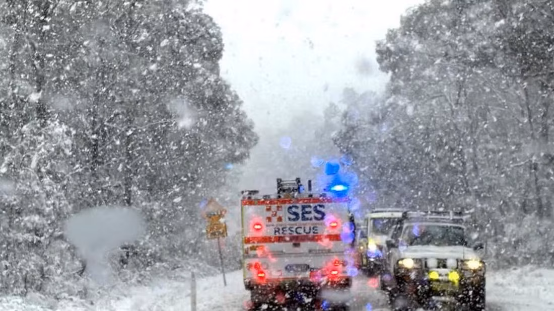 Theo The Guardian, tuyết đã rơi ở miền nam Queensland trong khi Cơ quan Dịch vụ Khẩn cấp Tiểu bang New South Wales (SES) nhận được báo cáo về việc 100 phương tiện bị mắc kẹt khi tuyết dày bao phủ vùng cao nguyên phía bắc. Ảnh: NSW SES.
