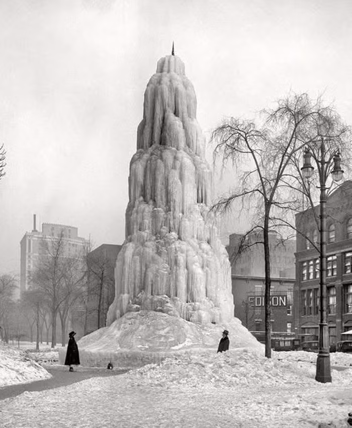 Đài phun nước đóng băng ở Detroit, Mỹ, năm 1917.