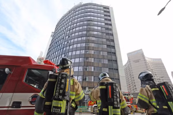 Tổng cộng, 125 người có mặt bên trong tòa nhà vào thời điểm đó, bao gồm 122 công nhân xây dựng và 3 nhân viên khác. Ảnh: News1.