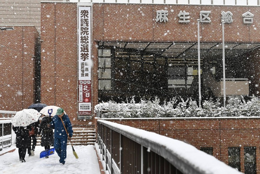The Japan Times đưa tin, theo Cơ quan Khí tượng Nhật Bản (JMA), tính đến 16h chiều 8/2, quận Chiyoda ở trung tâm Tokyo ghi nhận lượng tuyết rơi khoảng 5 cm, trong khi các tỉnh lân cận như Chiba, Saitama và Ibaraki có lượng tuyết rơi lên đến 9 cm ở một số khu vực. Ảnh: Một công nhân dọn tuyết khỏi lối đi bên ngoài văn phòng phường Asao ở Kawasaki ngày 8/2. Ảnh: Japan Times.