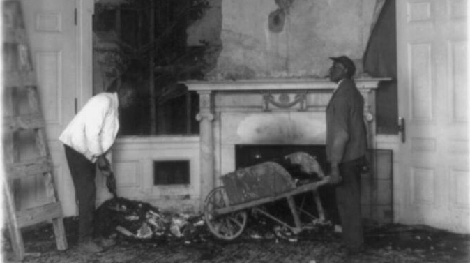 Phòng Bầu dục bị hư hại nặng nề sau một vụ hỏa hoạn xảy ra vào đêm Giáng sinh năm 1929.