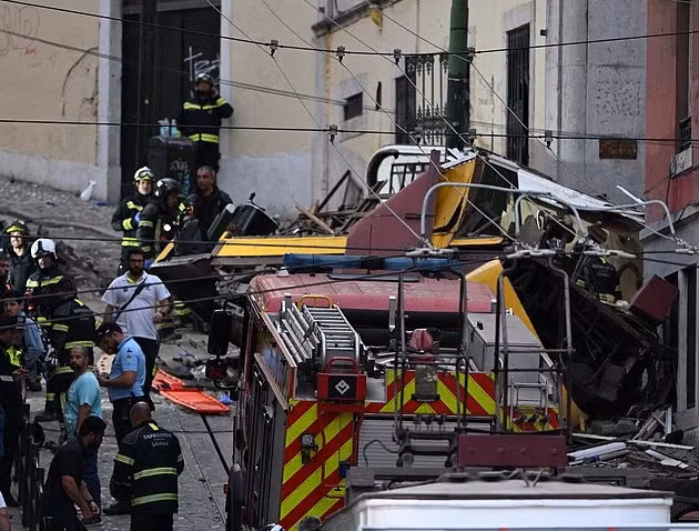 Theo The Guardian, Bồ Đào Nha đã tuyên bố một ngày quốc tang để tưởng niệm các nạn nhân. Ảnh: Daily Mail.