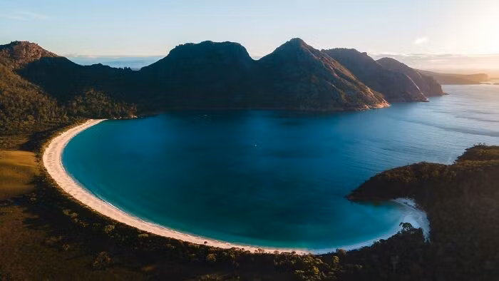 Wineglass Bay là một trong những bãi biển nổi tiếng và đẹp nhất ở Tasmania, Australia. Nhìn từ trên cao, bãi biển này nổi bật với hình vòng cung tuyệt đẹp. (Nguồn ảnh: BP)