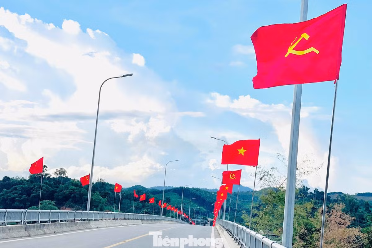 Ở các xã miền núi, nhiều tuyến đường cũng ngập tràn sắc đỏ, thể hiện tinh thần hướng về Đại hội từ cơ sở.