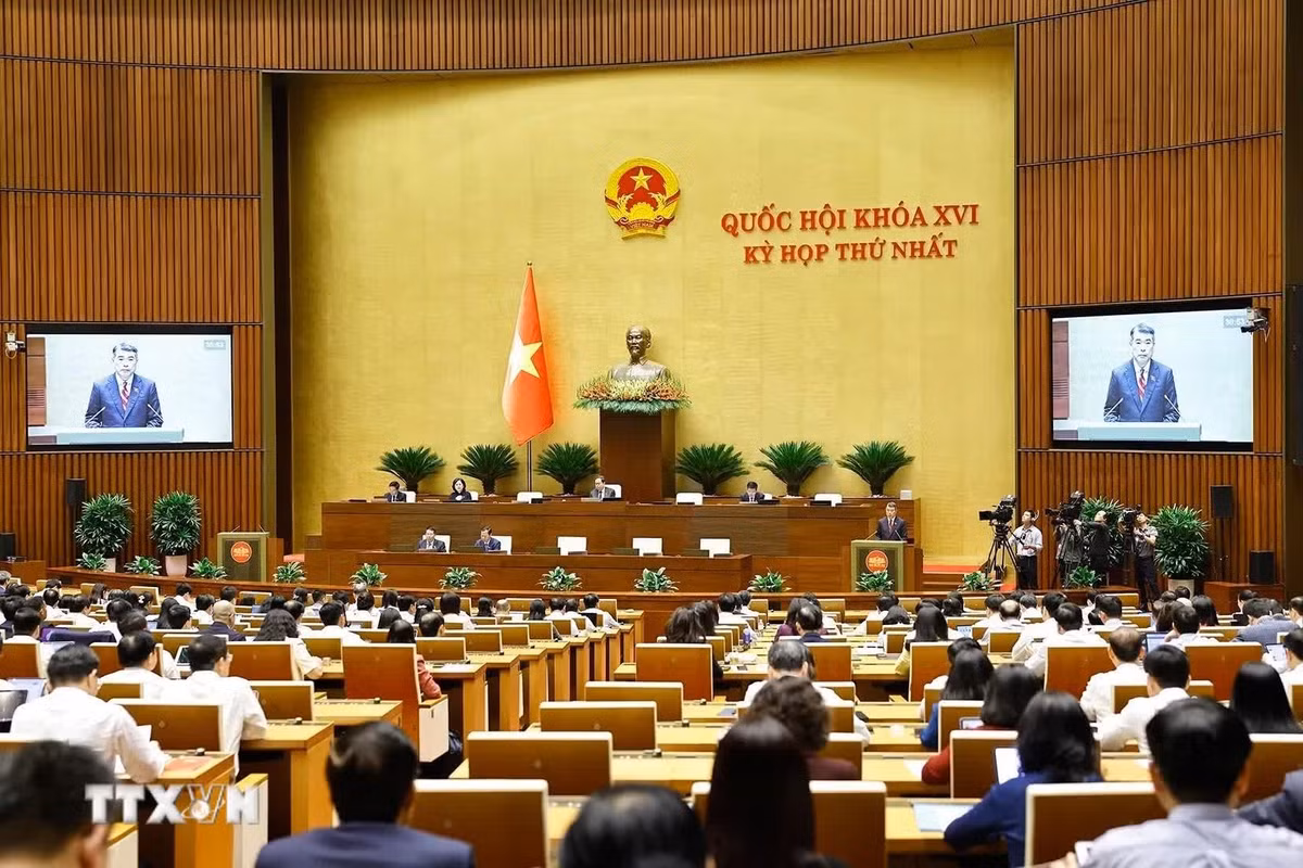 Thủ tướng Chính phủ Lê Minh Hưng trình bày Báo cáo về đánh giá bổ sung kết quả thực hiện kế hoạch phát triển kinh tế - xã hội và ngân sách nhà nước năm 2025; tình hình thực hiện kế hoạch phát triển kinh tế - xã hội và ngân sách nhà nước những tháng đầu năm 2026... (Ảnh: Doãn Tấn/TTXVN)