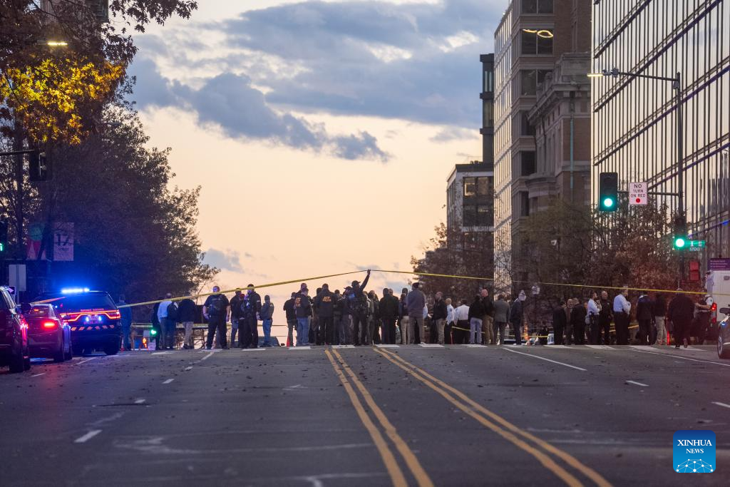 Nghi phạm cũng bị bắn và được đưa tới bệnh viện điều trị. Danh tính nghi phạm được xác định là Rahmanullah Lakanwal, 29 tuổi. Ảnh: Xinhua News.