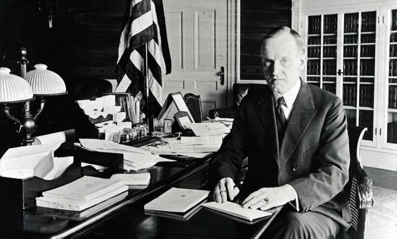 Tổng thống Calvin Coolidge tại Phòng Bầu dục vào khoảng năm 1923.