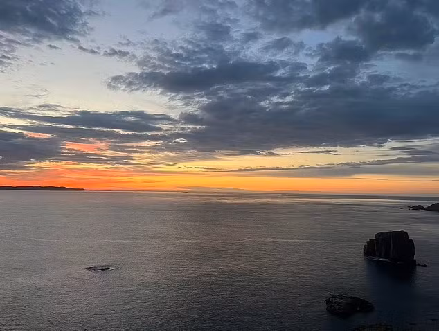 Nhiều du khách trẻ đến đây và đăng video ghi lại cảnh họ bắt đầu ngày mới bằng việc bơi lội thay vì đến văn phòng làm việc.