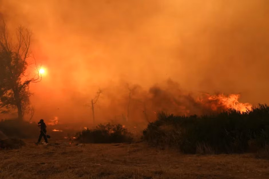 Theo Daily Mail ngày 28/7, cháy rừng bùng phát suốt đêm 27/7 ở Hy Lạp, với hơn 50 vụ cháy, buộc nhiều gia đình phải sơ tán đến nơi an toàn. Ảnh: Getty.