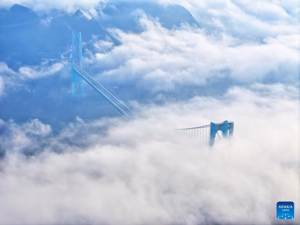 Theo chính quyền tỉnh Quý Châu, Huajiang Grand Canyon có tổng chiều dài 2.890 mét. Đây cũng là cây cầu treo dầm thép có nhịp dài nhất thế giới ở địa hình miền núi. Ảnh: THX.