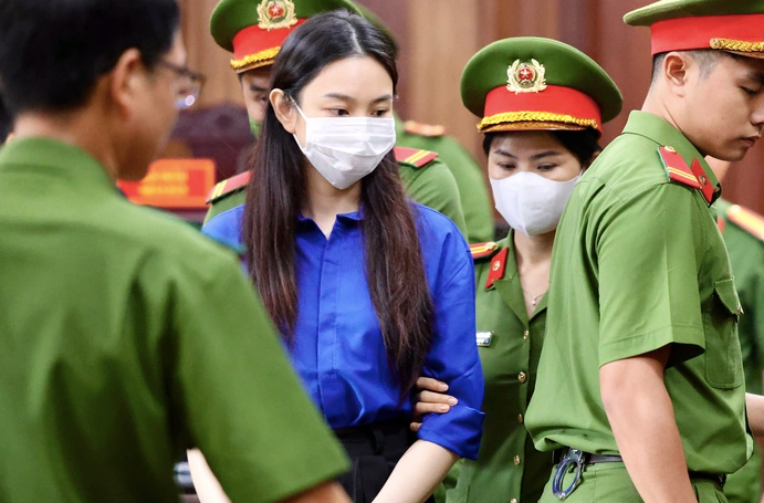 Nguyễn Thúc Thùy Tiên tại toà.