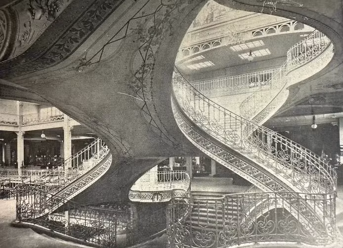 Cửa hàng bách hóa Grand Magasin Dufayel ở Paris, Pháp. Cửa hàng khai trương lần đầu vào năm 1856, được mở rộng nhiều lần từ năm 1874 đến năm 1913, trở thành một trong những cửa hàng bách hóa lớn nhất đầu thế kỷ 20. Tòa nhà nổi tiếng với lối vào ấn tượng, cầu thang lớn, và mái vòm kính.