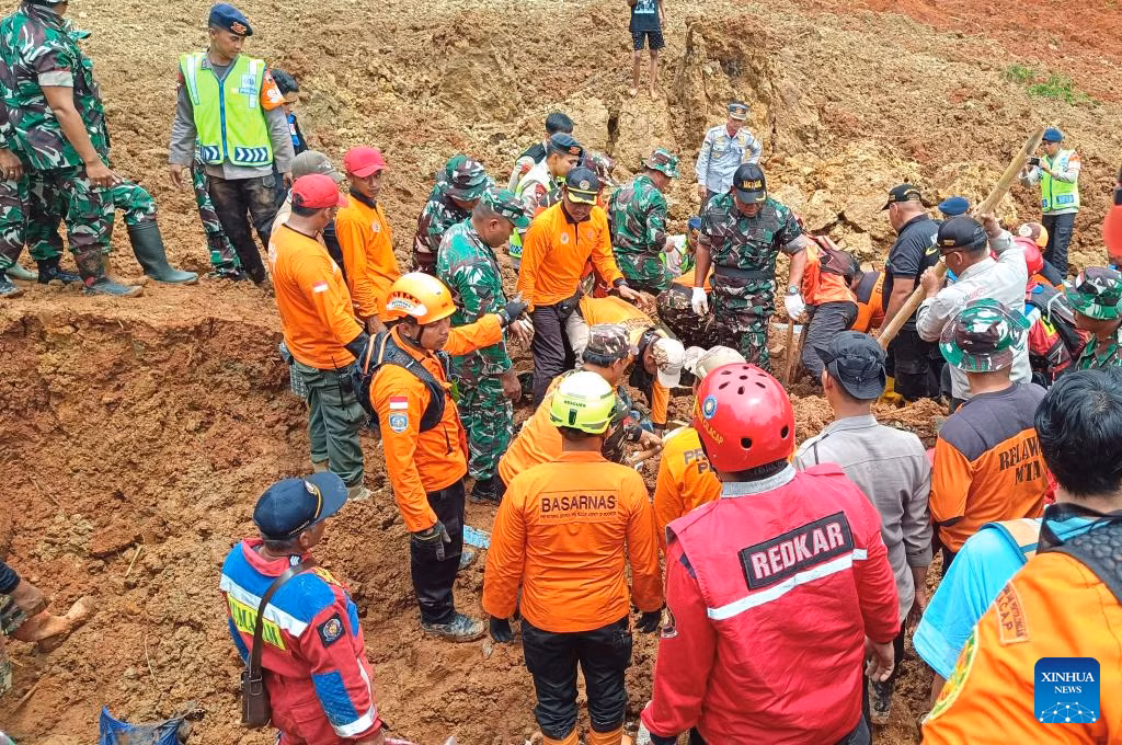 Cơ quan Khí tượng Indonesia đã ban hành cảnh báo thời tiết cực đoan vào đầu tuần này. Ảnh: Lực lượng cứu hộ làm việc tại khu vực vừa xảy ra trận lở đất ở làng Cibeunying. Ảnh: Xinhua.