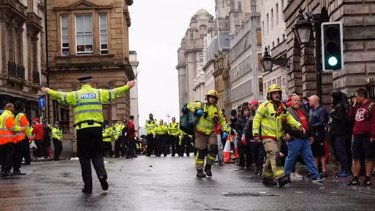 Các dịch vụ khẩn cấp đã nhanh chóng đến hiện trường. 27 người, trong đó có 4 trẻ em, đã được đưa tới các bệnh viện trên khắp thành phố. Ngoài ra, 20 người khác bị thương nhẹ được điều trị tại hiện trường. Ảnh: PA.