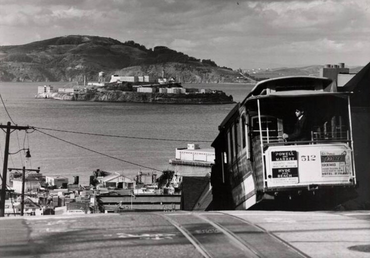 Theo All That Is Interesting, Alcatraz từng là một pháo đài quân sự, sau đó trở thành nhà tù. Mặc dù đã đóng cửa từ năm 1963, Alcatraz vẫn được biết đến là một trong những nhà tù khét tiếng nhất trong lịch sử nước Mỹ. Ảnh: Đảo Alcatraz nhìn từ phố Hyde ở San Francisco, năm 1957. Nguồn ảnh: Thư viện Công cộng San Francisco.