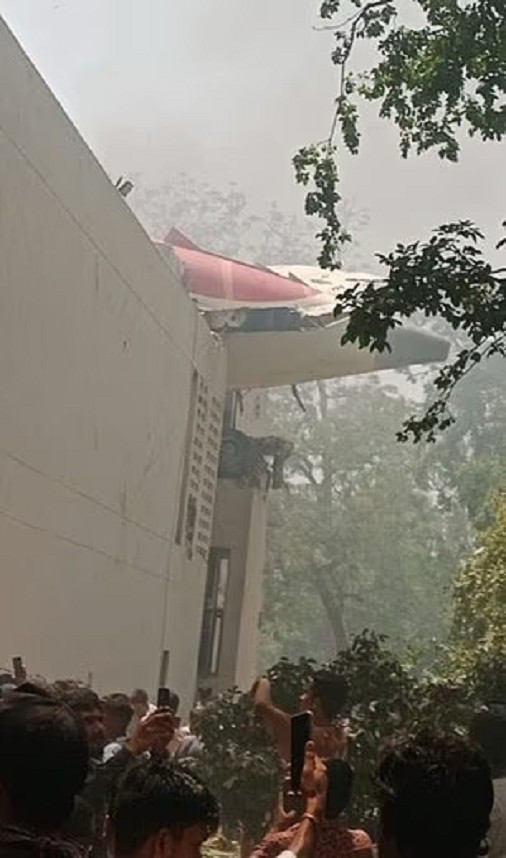 Một phần máy bay nhô ra khỏi một tòa nhà sau khi rơi xuống. Ảnh: DM.