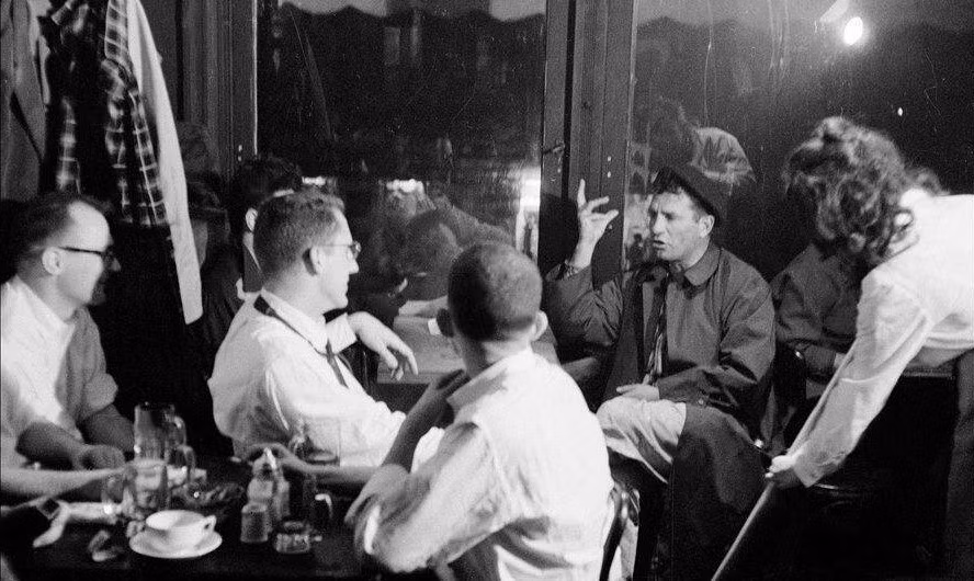 Nhà văn Beat Jack Kerouac, tác giả cuốn sách nổi tiếng On the Road, có buổi trò chuyện tại Seven Arts Cafe ở làng Greenwich, New York, năm 1959.