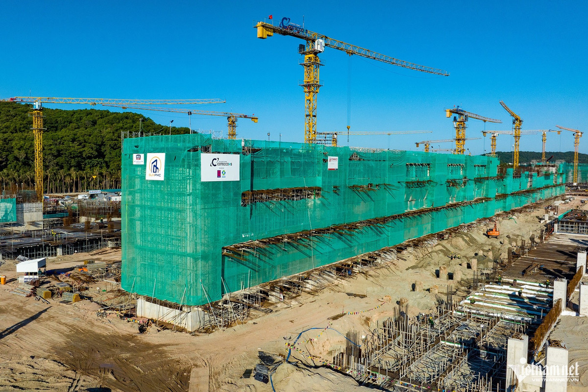 Với tổng mức đầu tư 21.860 tỷ đồng, hạng mục Trung tâm Hội nghị và Triển lãm chiếm nhiều diện tích hơn cả, với tổng diện tích sàn 157.375 m², gồm 4 tầng nổi và 1 tầng hầm, đáp ứng đa dạng chức năng như tổ chức hội nghị, phòng tiệc, khu triển lãm, không gian dinner show và hệ thống nhà hàng, phục vụ các sự kiện đối nội và đối ngoại quy mô lớn.