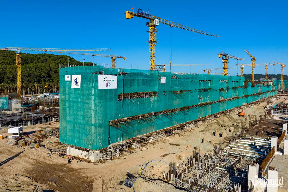 Với tổng mức đầu tư 21.860 tỷ đồng, hạng mục Trung tâm Hội nghị và Triển lãm chiếm nhiều diện tích hơn cả, với tổng diện tích sàn 157.375 m², gồm 4 tầng nổi và 1 tầng hầm, đáp ứng đa dạng chức năng như tổ chức hội nghị, phòng tiệc, khu triển lãm, không gian dinner show và hệ thống nhà hàng, phục vụ các sự kiện đối nội và đối ngoại quy mô lớn.