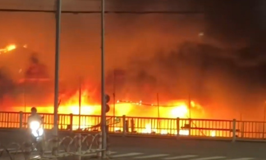 Ngọn lửa bao trùm khu chợ. Ảnh: Ý Tây