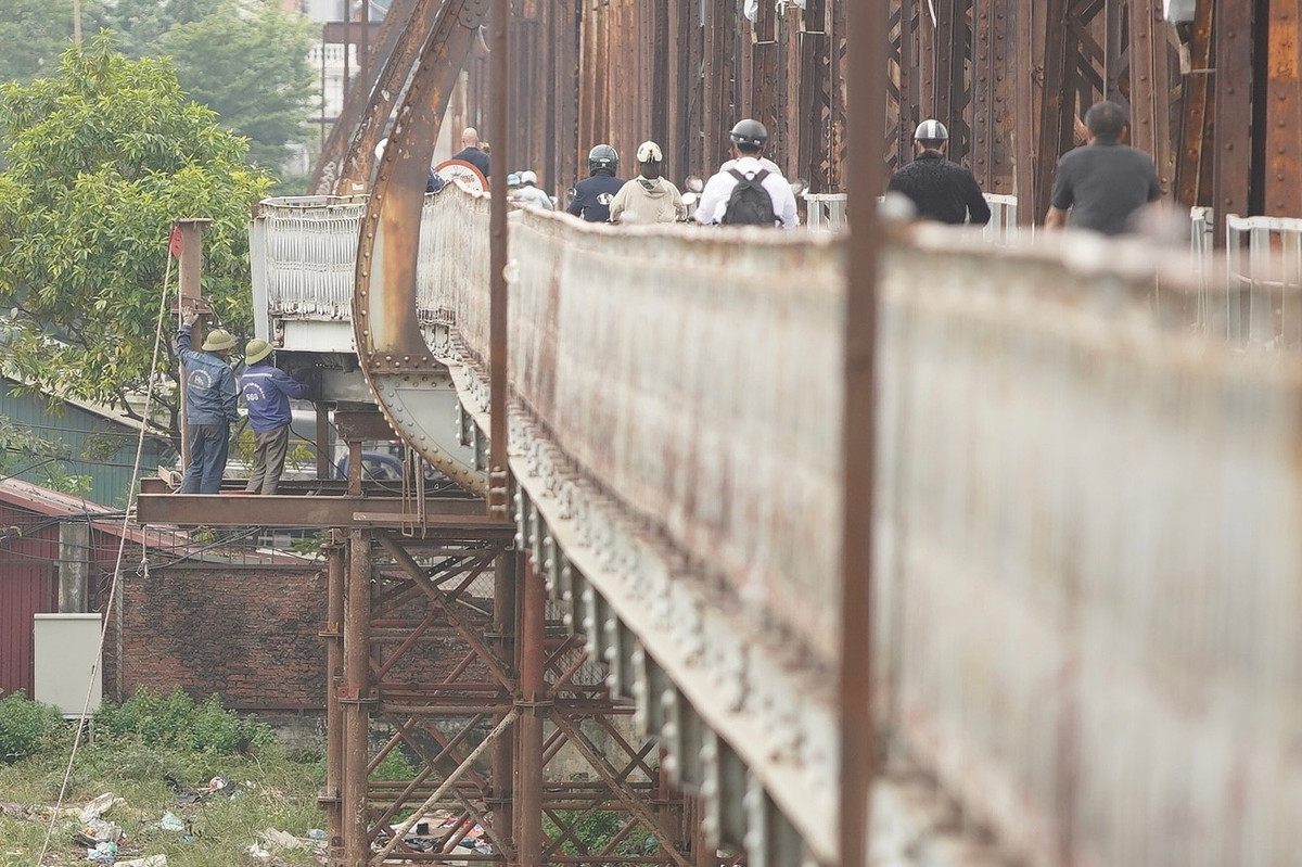 Công nhân thực hiện các bước duy tu, bảo trì tại cầu Long Biên.