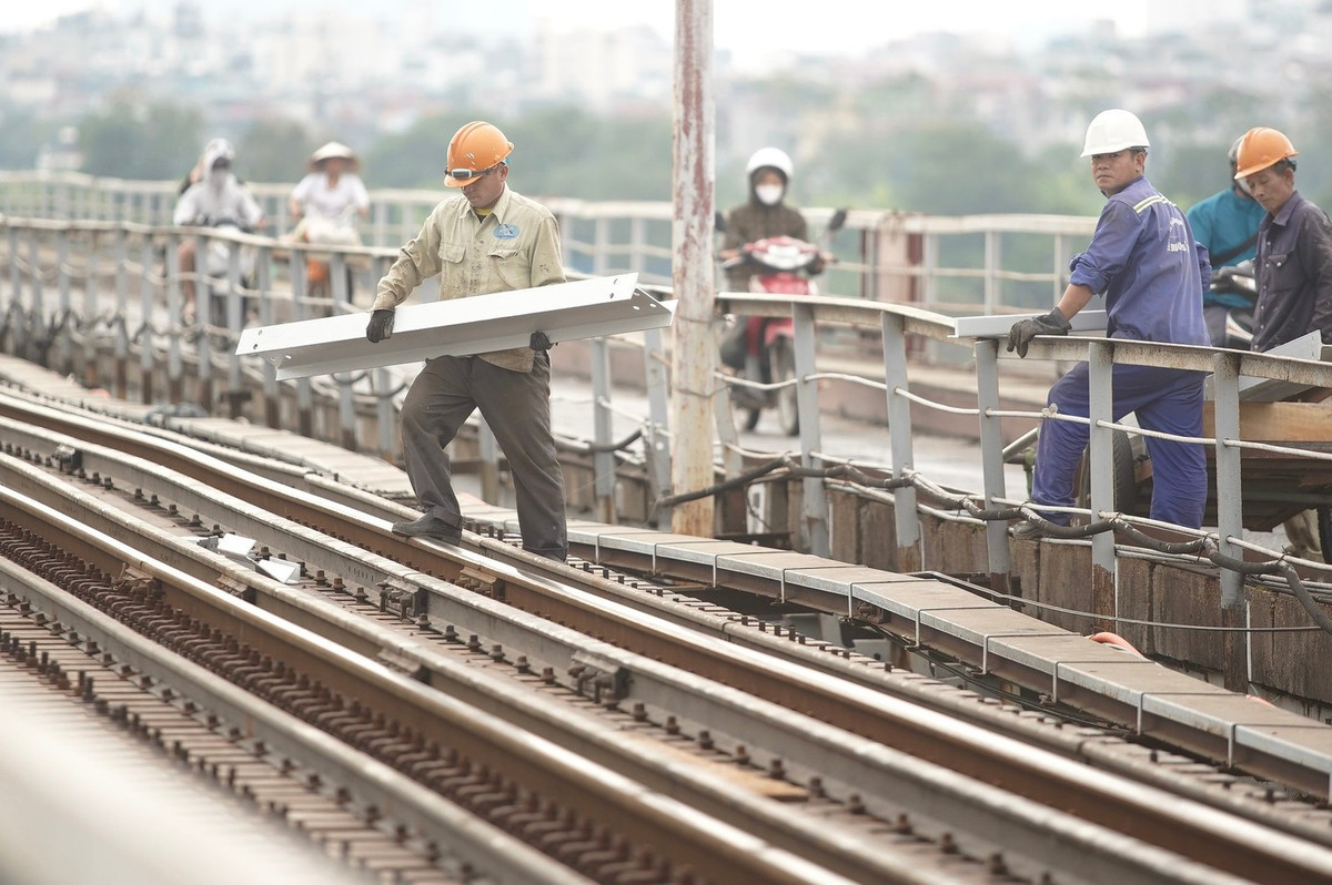 Công nhân vận chuyển vật liệu vào khu vực thi công.