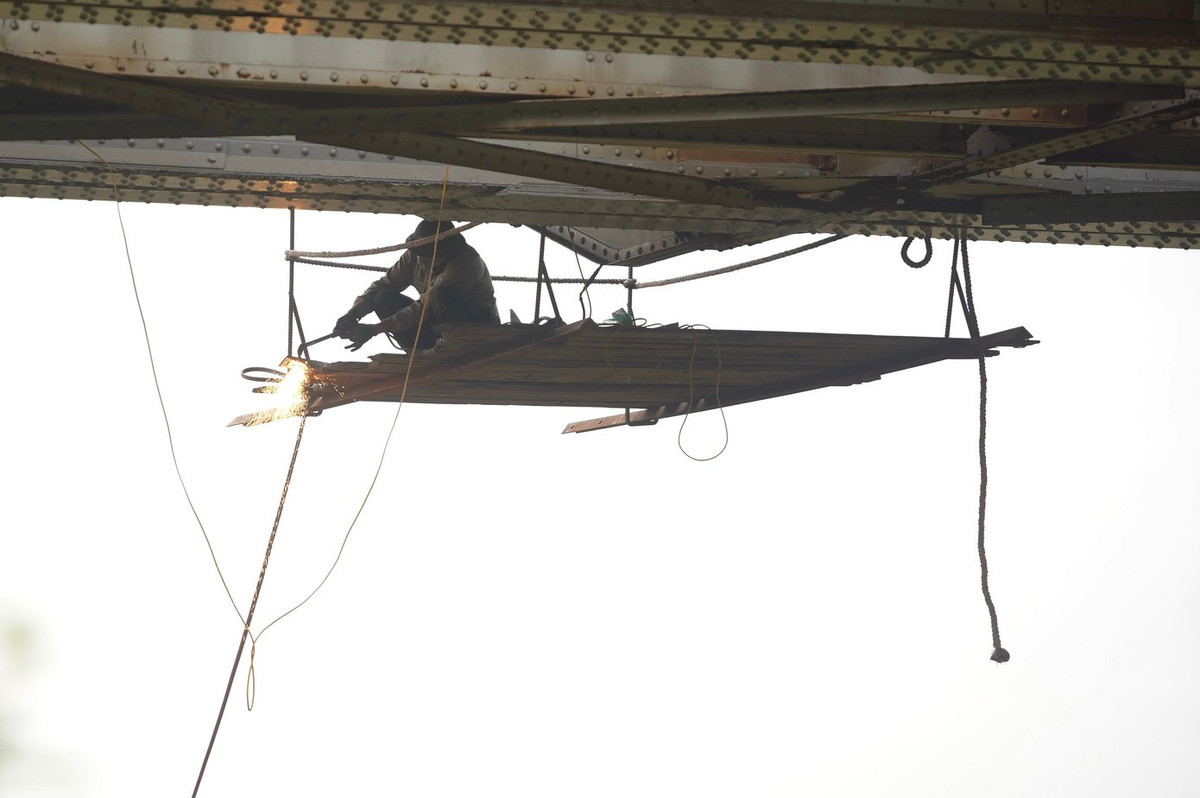 Công nhân hàn gia cố lan can, dầm cầu.