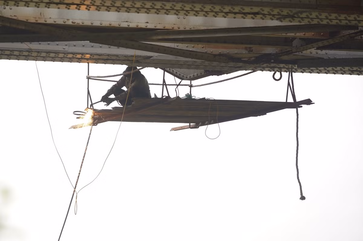 Công nhân hàn gia cố lan can, dầm cầu.