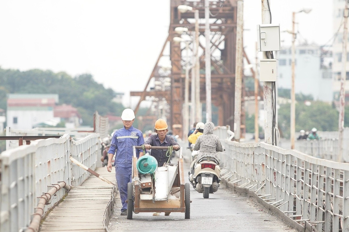 Ghi nhận của PV, có hàng chục công nhân cùng nhiều thiết bị, vật liệu chuyên dụng đang tiến hành sửa chữa, trùng tu cầu hơn 120 tuổi.