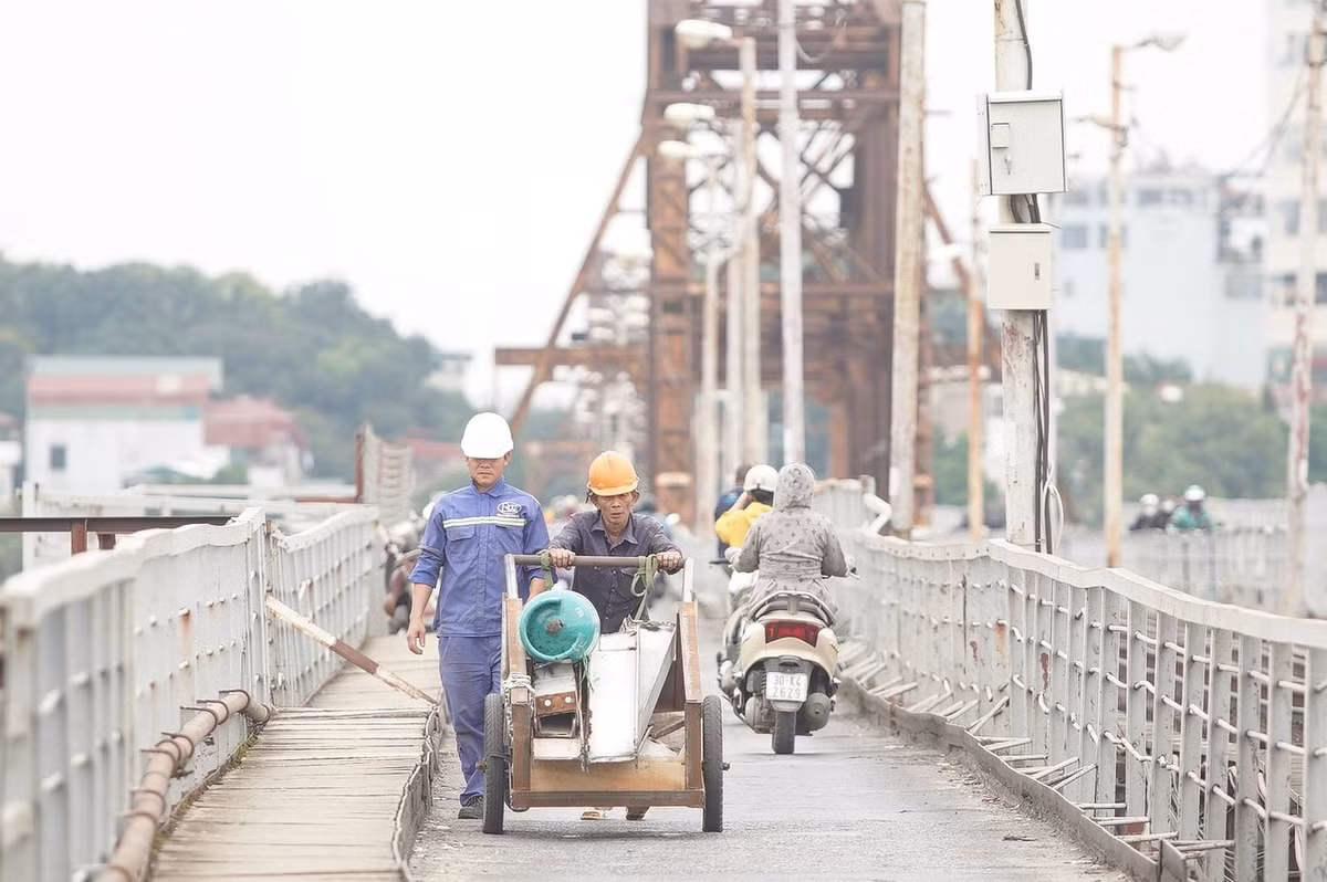 Ghi nhận của PV, có hàng chục công nhân cùng nhiều thiết bị, vật liệu chuyên dụng đang tiến hành sửa chữa, trùng tu cầu hơn 120 tuổi.