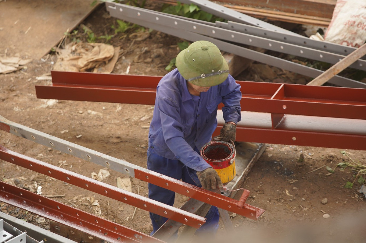 Vật liệu được sơn mới tại công trường.