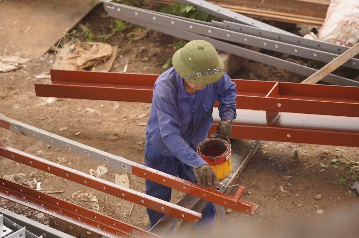 Vật liệu được sơn mới tại công trường.