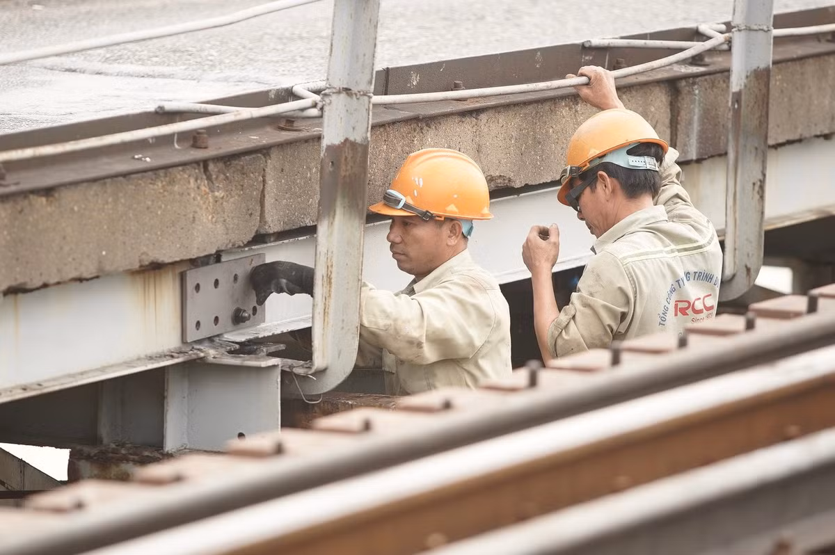 Đinh vít cũ hỏng được công nhân thay mới.