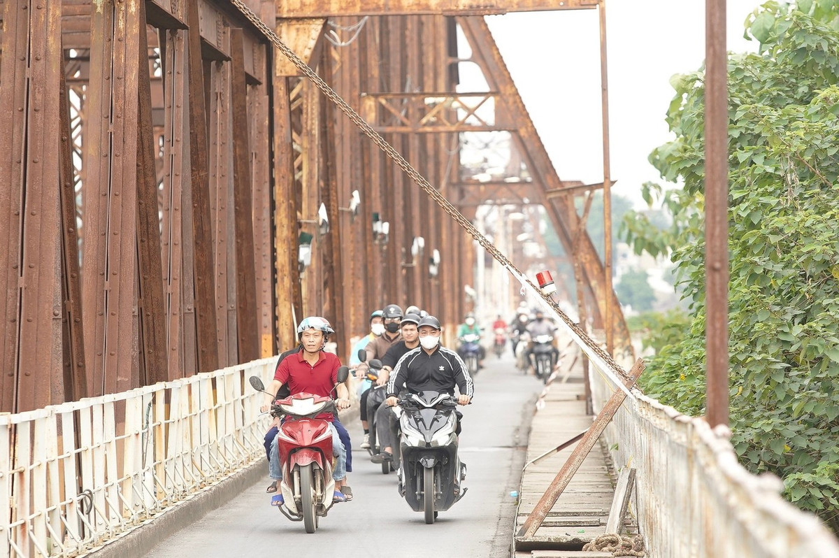 Cầu Long Biên bắc qua sông Hồng được người Pháp thiết kế và khởi công xây dựng vào năm 1898, hoàn thành năm 1902, ban đầu có tên gọi cầu Doumer. Đây là cây cầu thép lâu đời nhất Việt Nam, có tổng chiều dài 2.990m và 896m cầu dẫn, từng là cây cầu lớn nhất Đông Nam Á khi mới xây dựng.