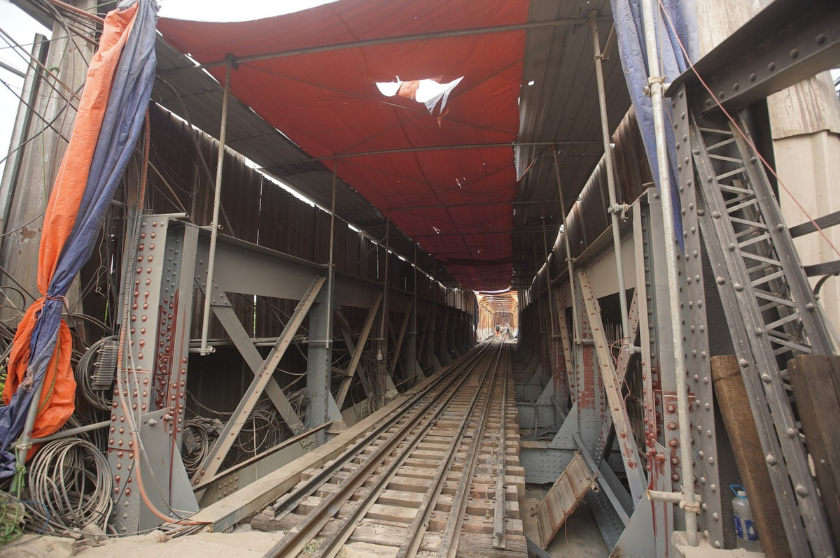 Khu vực thi công đoạn gần ga Long Biên được rào tôn kín.