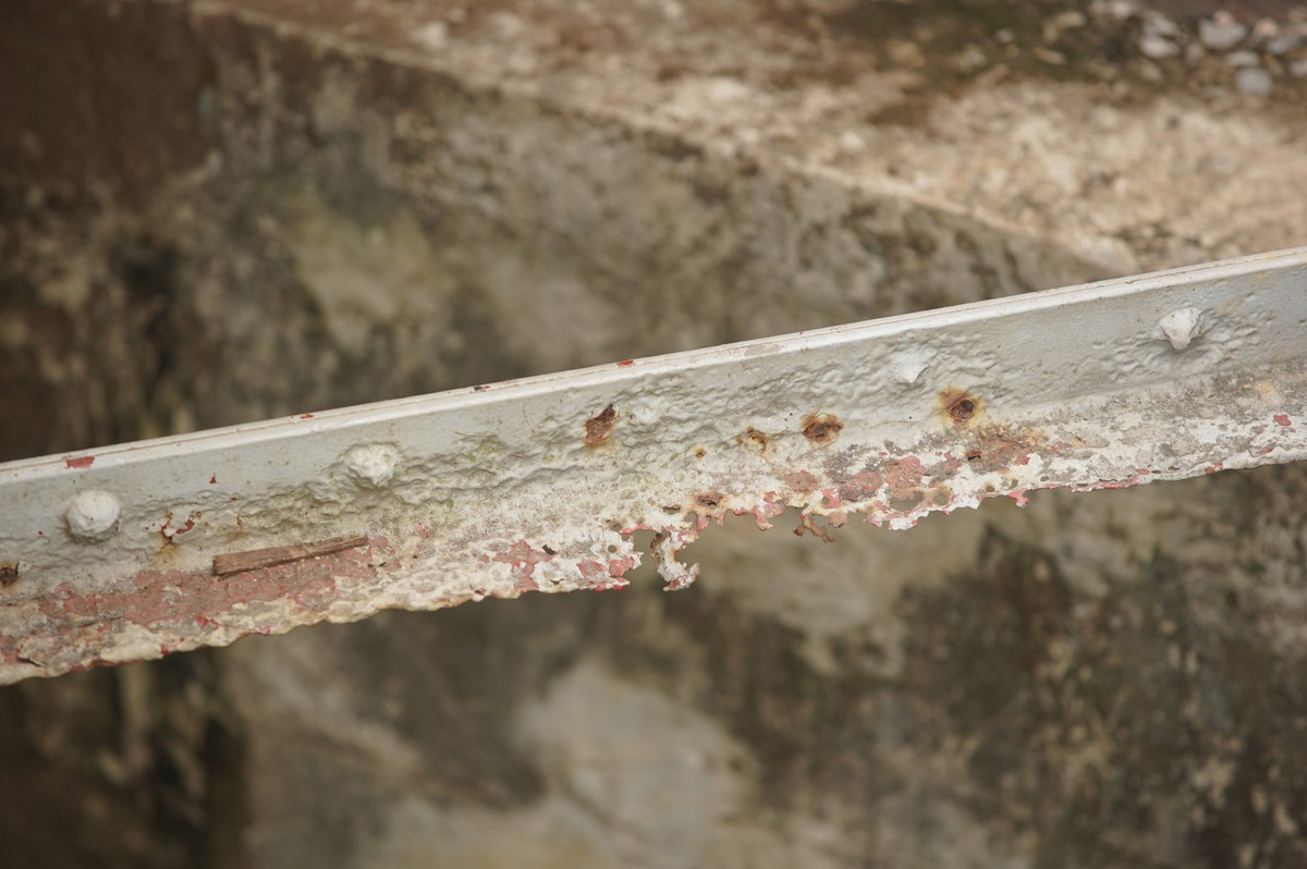 Nhiều hạng mục xuống cấp, hoen gỉ gây mất an toàn.