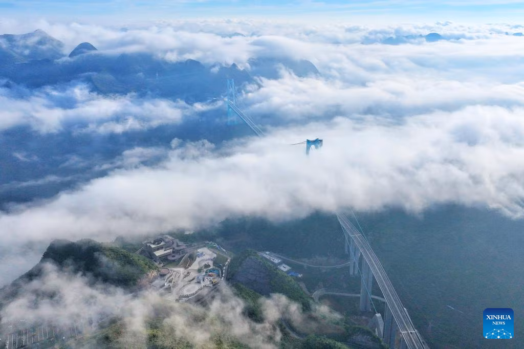 Cây cầu cao nhất thế giới đã chính thức được thông xe sau 3 năm xây dựng, giúp rút ​​ngắn thời gian di chuyển qua hẻm núi từ 2 tiếng xuống chỉ còn 2 phút. Ảnh: THX.