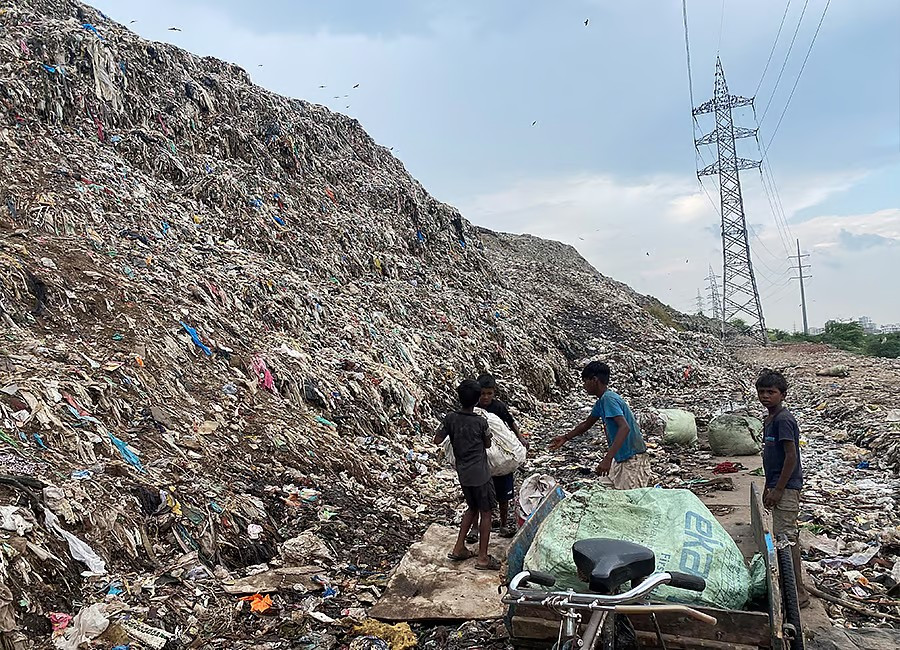 Vào tháng 9/2017, một phần của núi rác cao nhất thế giới này đổ sụp xuống, vùi lấp hàng chục người và ô tô. Vào tháng 4/2024, một vụ hỏa hoạn lớn đã xảy ra tại bãi chôn lấp này, tạo ra khói dày và gây ra các vấn đề đáng kể về sức khỏe cho người dân ở các khu vực xung quanh. Ảnh: Diksha Munjal.