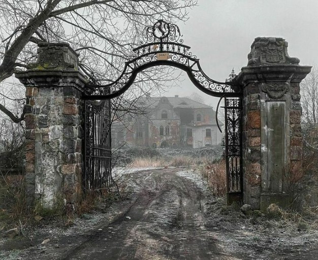 Cổng vào một khu đất bỏ hoang ở Ba Lan.