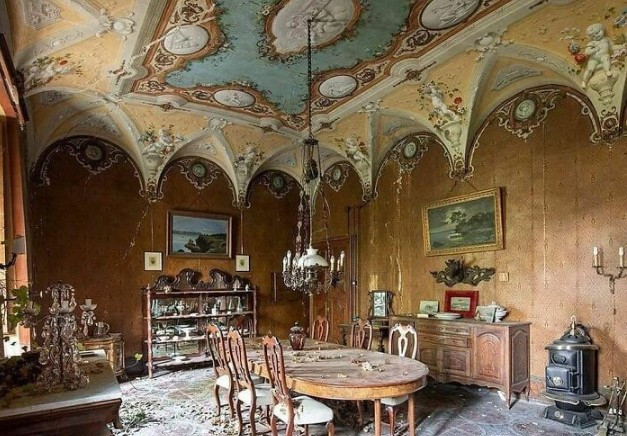 Phòng ăn bên trong một lâu đài đã bị bỏ hoang nhiều năm ở Italy.