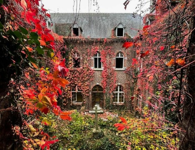 Một tu viện bỏ hoang vào mùa thu.