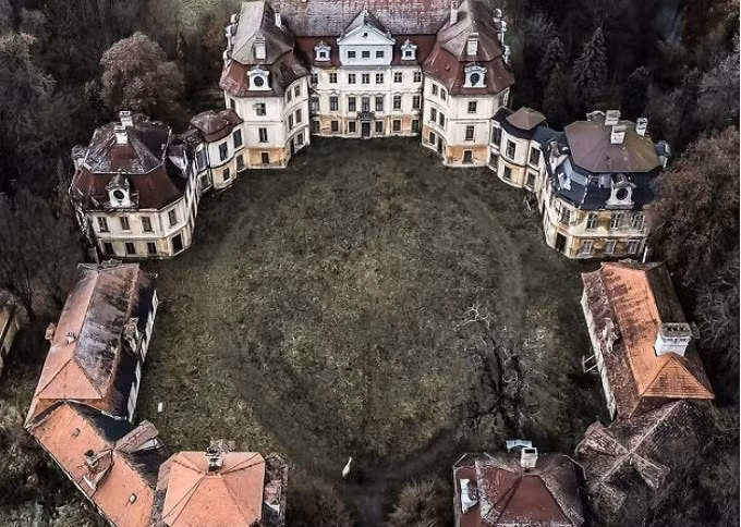 Lâu đài bỏ hoang trong rừng nhìn từ trên cao. (Nguồn ảnh: Instagram/Bored Panda)