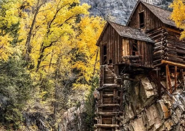 Cảnh sắc mùa thu xung quanh nhà máy pha lê cũ ở Colorado.