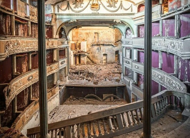 Một nhà hát đổ nát bị bỏ hoang ở Italy.