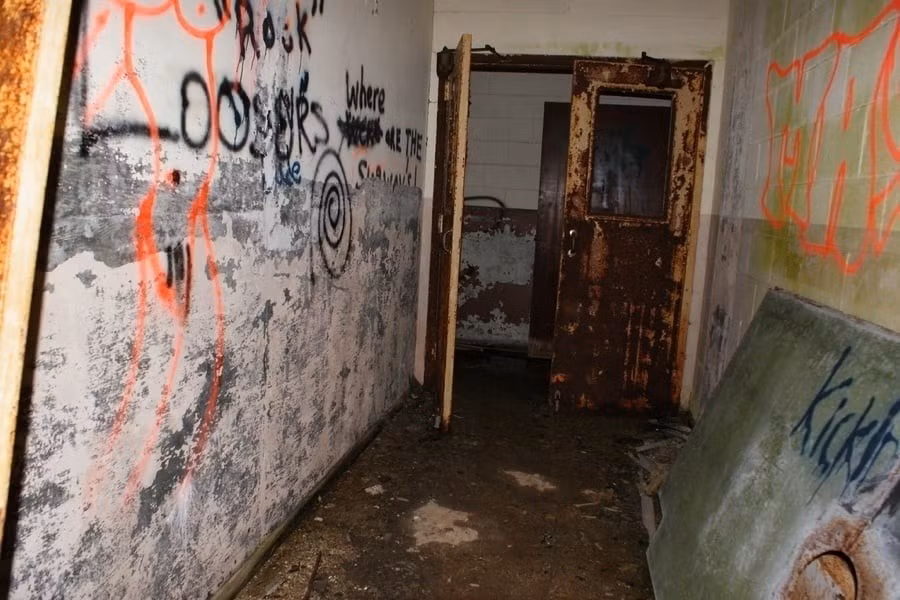 Bên trong tòa nhà Buckner. Tòa nhà này từng được xây dựng như một cơ sở đa năng của Quân đội Mỹ, nhưng không được tái sử dụng như Begich Towers và sau đó bị bỏ hoang. Ảnh: Flickr.